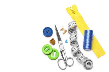 Farklı dikiş malzemeleri beyaz, üstten görünüyor.
