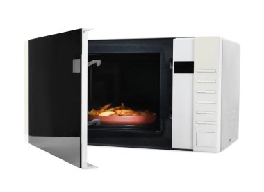 Modern mikrodalga fırında pişmiş patates dilimleri beyaza izole edilmiş.