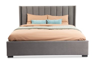 Beyaz çarşaflı büyük bir yatak.