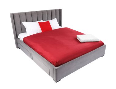 Beyaz çarşaflı büyük bir yatak.