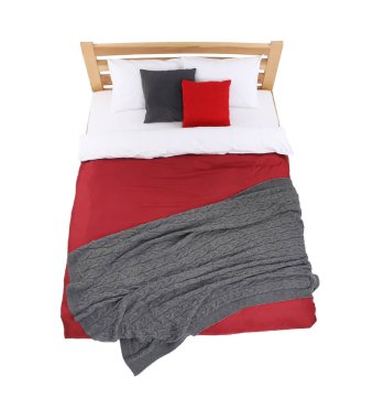 Temiz çarşafları olan büyük bir yatak, beyazın üstünde, manzaranın üstünde.