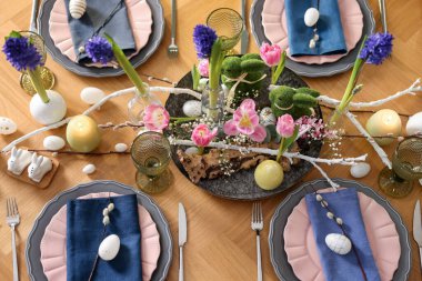 Paskalya kutlaması. Çiçekli şenlik masası ve kapalı alanda yumurtalar, düzlük.