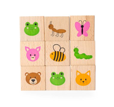 Çocuk hafızası oyunu. Tahta kareler, beyaz manzaralı izole edilmiş hayvanların resimleri.