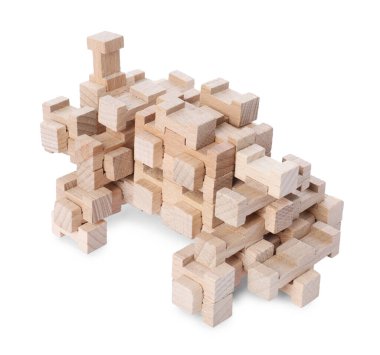 Beyaz üzerine izole edilmiş tahta bloklardan yapılmış araba figürü.