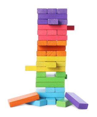 Beyaz üzerine izole edilmiş ahşap bloklardan yapılmış renkli kule