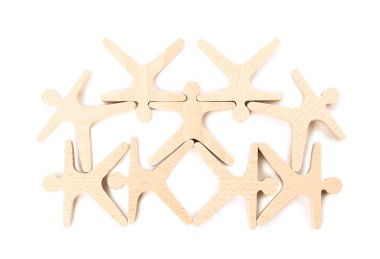 Tahta istiflenmiş akrobatlar beyazlar üzerinde izole edilmiş, üst manzara. Dengeleme oyunu