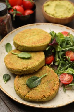 Tahta masada servis edilen salatalı lezzetli vejetaryen köfteleri, yakın plan.