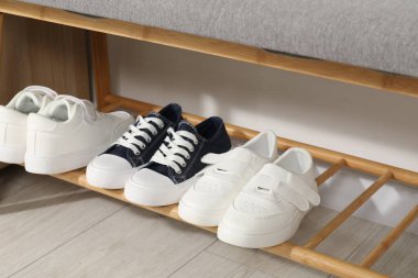 İçerideki bankta farklı stil çocuk ayakkabıları, yakın çekim