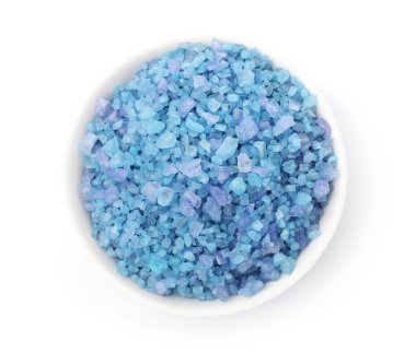 Kasedeki mavi deniz tuzu beyaza izole edilmiş, üst manzara.