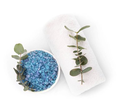 Kasede mavi deniz tuzu, havlu ve okaliptüs dalları beyaz, üst manzara