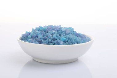 Mavi deniz tuzu beyaz kasede izole edilmiş.