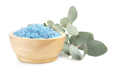 Kasede mavi deniz tuzu ve beyaza izole edilmiş okaliptüs dalları.