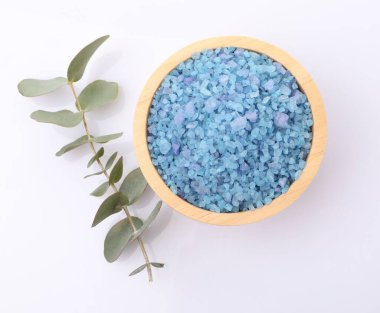 Kasede mavi deniz tuzu ve okaliptüs dalı beyaz, üst manzara