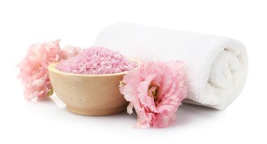 Kasede pembe deniz tuzu, havlu ve çiçekler beyaza izole edilmiş.