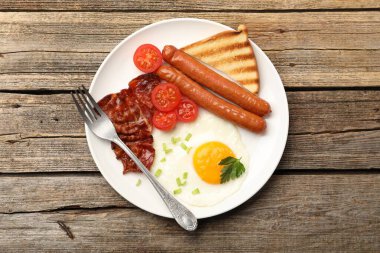 Yağda yumurta, sosis ve domuz pastırması ile nefis bir kahvaltı.