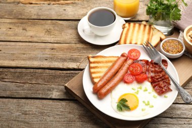 Yağda yumurta, sosis ve ahşap masada servis edilen pastırmayla nefis bir kahvaltı. Metin için boşluk