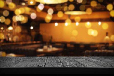 Barda içi bulanık ahşap bir masa var.