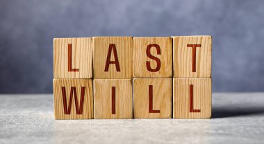 Masanın üzerinde harfler olan tahta küplerden yapılmış son arzular. Pankart tasarımı