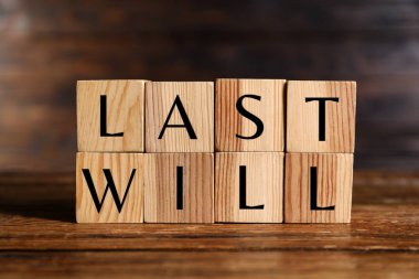 Tahta masadaki harflerle yapılmış son arzular.