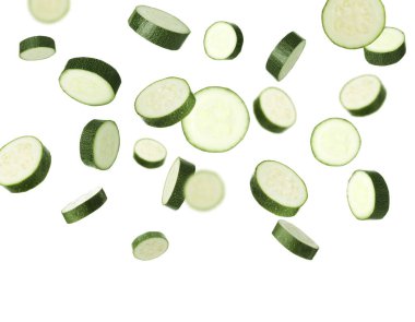 Kabak parçaları beyaz arka plana düşüyor. Taze sebze.