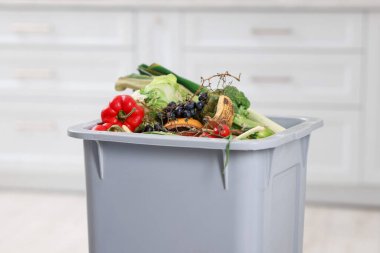 Çöpler mutfaktaki çöp kutusunda, yakın plan. Atık sıralama