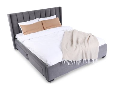 Büyük yatak bej battaniyeli ve beyaz yastıklı.