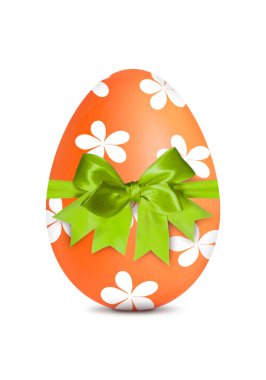 Beyaz üzerine izole edilmiş turuncu Paskalya yumurtası.