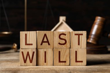 Son vasiyet. Tahta masanın üzerinde harflerle yazılmış küplerden yapılmış kelimeler.