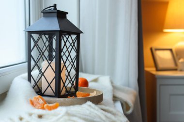 Güzel Noel feneri ve mandalinalar pencere eşiğinde, yazılar için yer