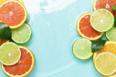 Turkuaz arka planda turkuaz meyveler ve yeşil yapraklar. Metin için boşluk