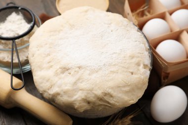 Taze hamur mayası kasede ve malzemeler masada, yakın plan.