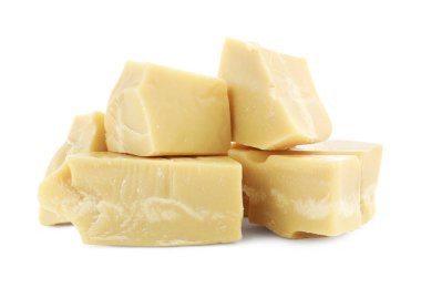 Doğal kakao yağı parçaları beyaza izole edilmiş.