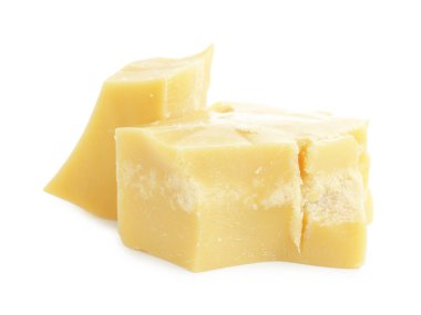 Doğal kakao yağı parçaları beyaza izole edilmiş.