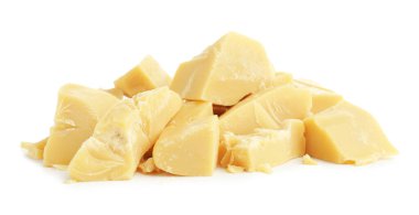 Doğal kakao yağı parçaları beyaza izole edilmiş.