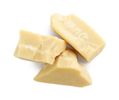 Doğal kakao yağı parçaları beyaza izole edilmiş.