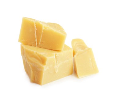 Doğal kakao yağı parçaları beyaza izole edilmiş.