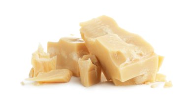 Doğal kakao yağı parçaları beyaza izole edilmiş.