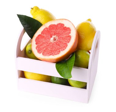 Farklı olgun narenciye meyveleri beyaz sandıkta izole edilmiş.