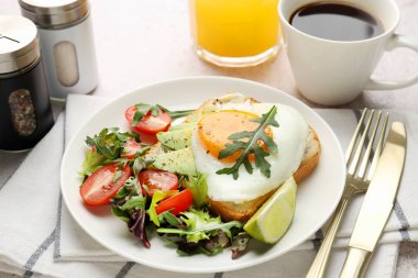 Avokado tostlu sağlıklı bir kahvaltı. Işık masasında servis edilir. Yakın plan.