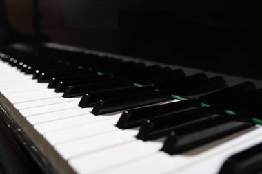 Piyano tuşlarının yakın görüntüsü. Müzik aleti