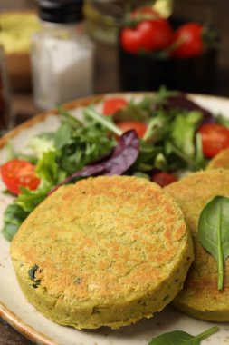Salatalı lezzetli vejetaryen köfteler, yakın plan.