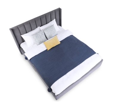 Temiz çarşafları olan büyük bir yatak, beyazın üstünde, manzaranın üstünde.