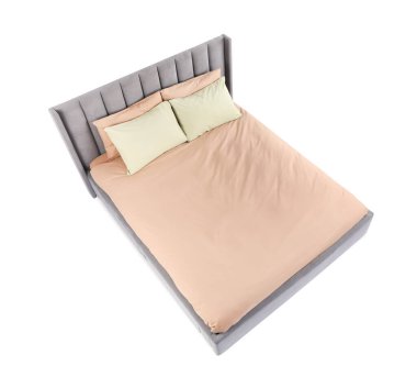 Temiz çarşafları olan büyük bir yatak, beyazın üstünde, manzaranın üstünde.