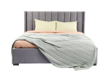 Beyaz çarşaflı büyük bir yatak.