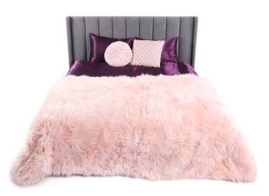 Beyaz çarşaflı büyük bir yatak.