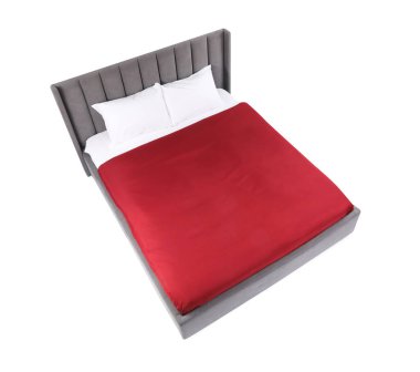 Temiz çarşafları olan büyük bir yatak, beyazın üstünde, manzaranın üstünde.