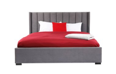 Beyaz çarşaflı büyük bir yatak.