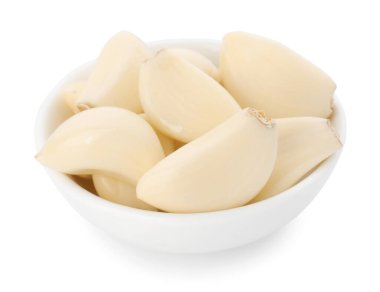 Taze sarımsak karanfilleri beyaz kasede izole edilmiş.