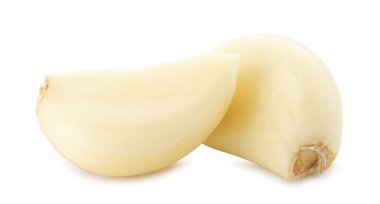 Beyaz üzerine izole edilmiş iki taze sarımsak.