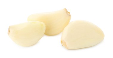 Beyaz üzerine izole edilmiş üç taze sarımsak.